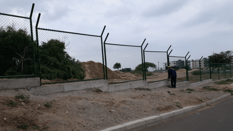 Cerramiento perimetral malla eslabonada forrada en pvc