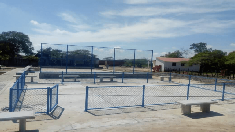 cerramiento y modulo en malla eslabonada parque