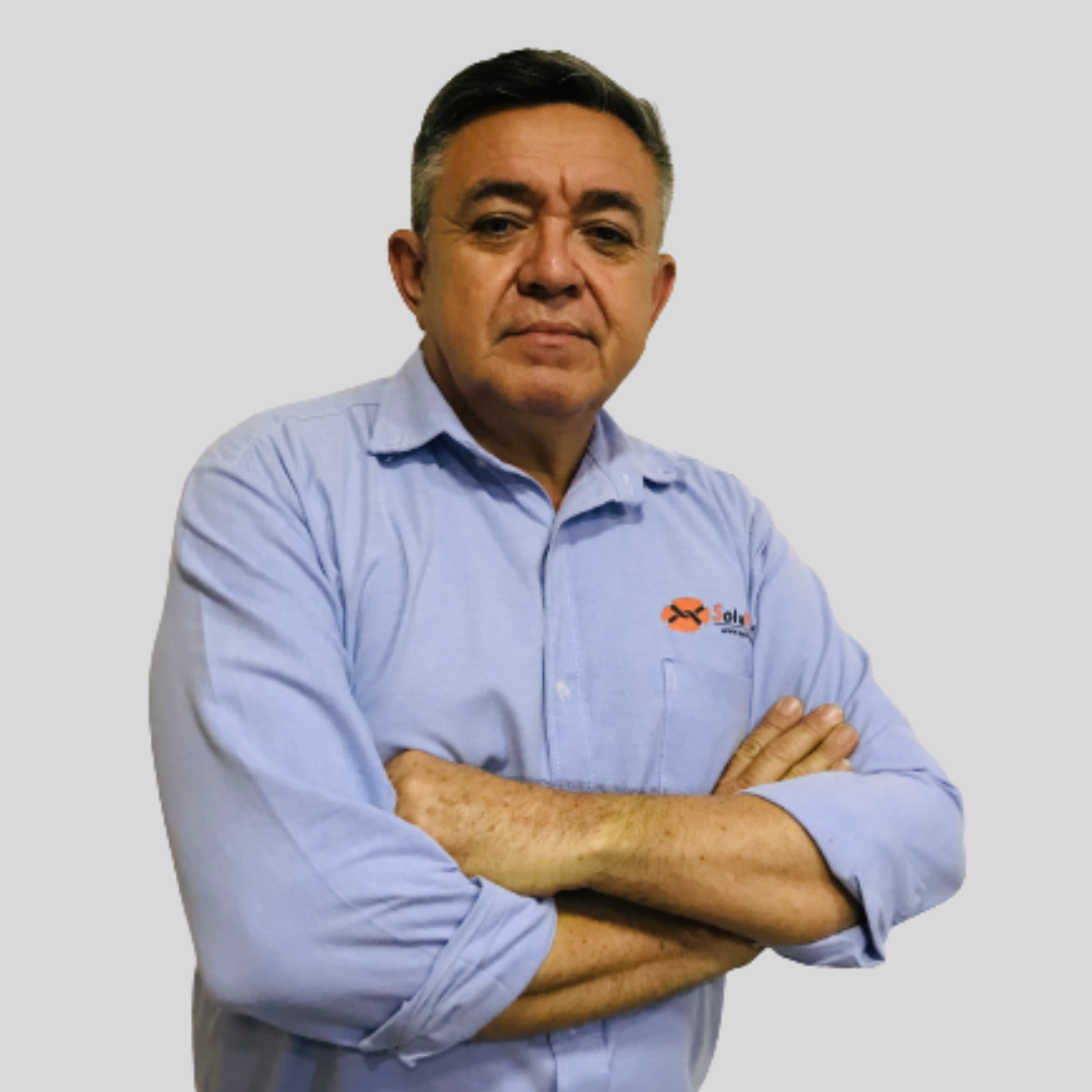 Empleado de SoluMallas con camisa azul claro y brazos cruzados