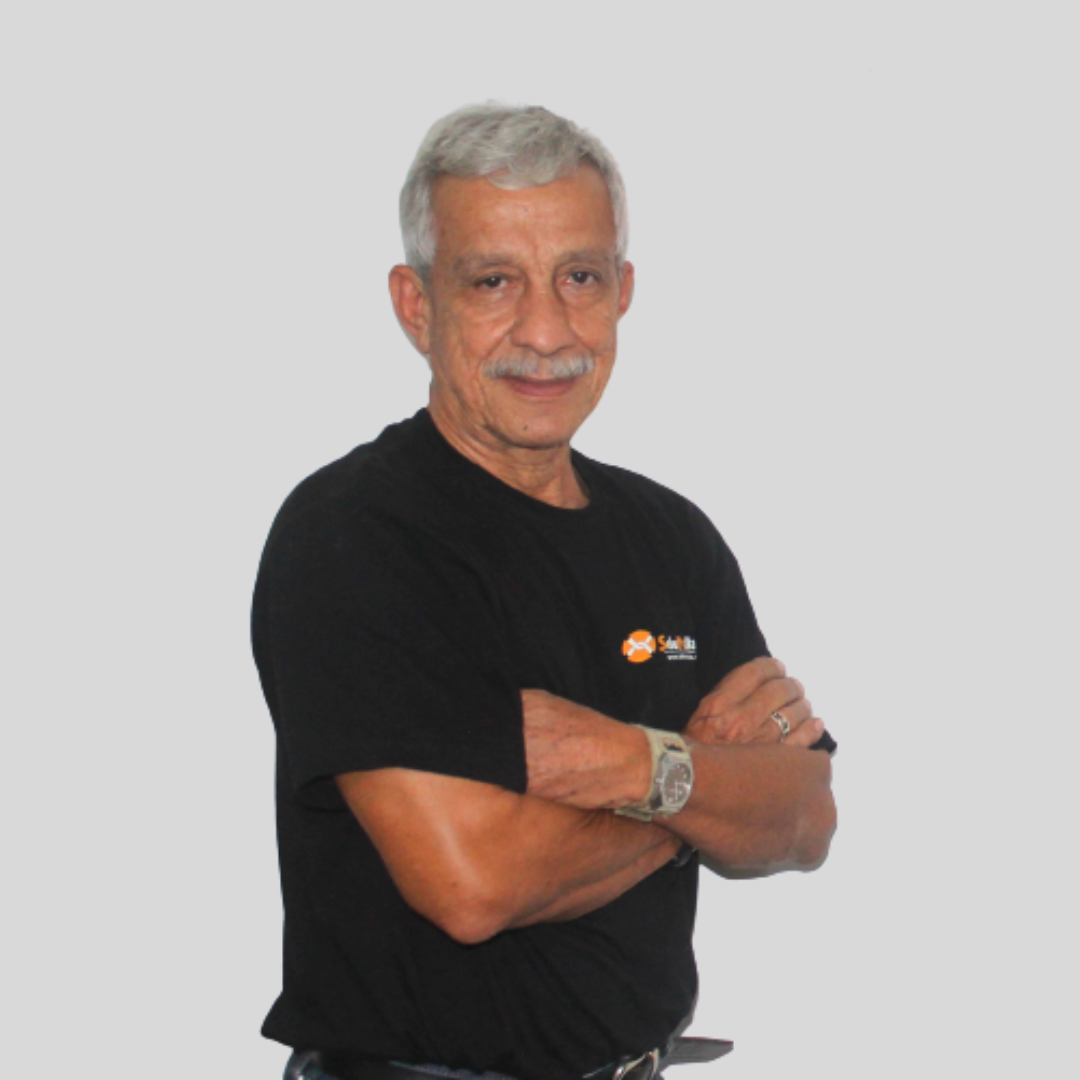 Colaborador de SoluMallas con camiseta negra, bigote y brazos cruzados