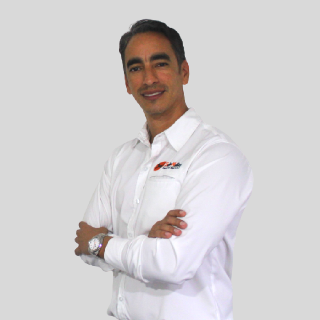 Colaborador de SoluMallas con camisa blanca y brazos cruzados sonriendo