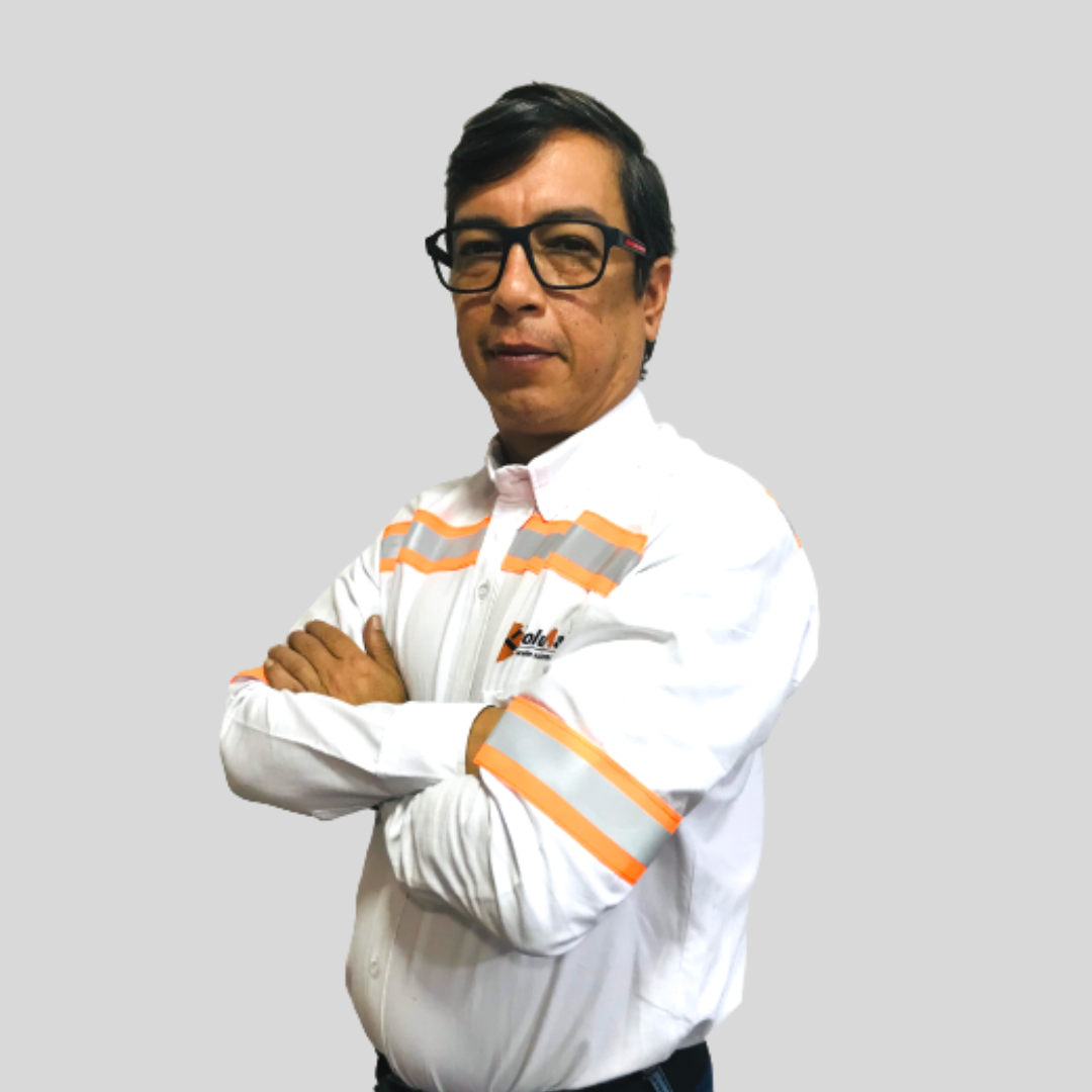 Empleado de SoluMallas con gafas, camisa blanca con detalles naranjas y brazos cruzados