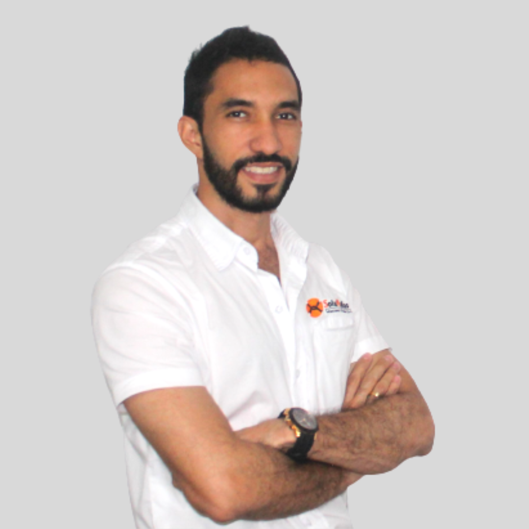 Colaborador de SoluMallas con camisa blanca y brazos cruzados sonriendo