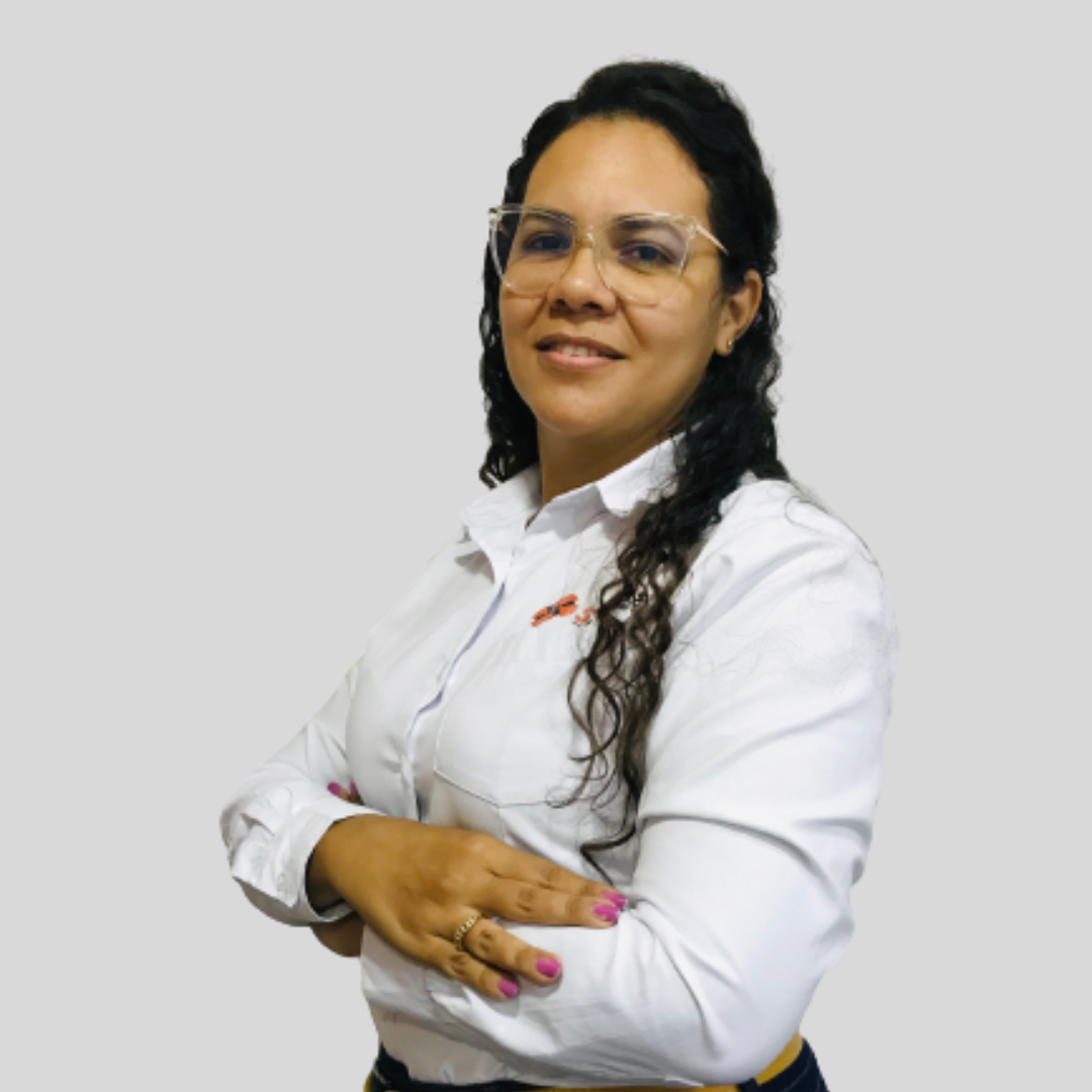 Colaboradora de SoluMallas con gafas, camisa blanca y brazos cruzados sonriendo