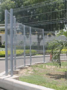 Cerca de panel metálico galvanizado junto a un parque con palmeras y césped