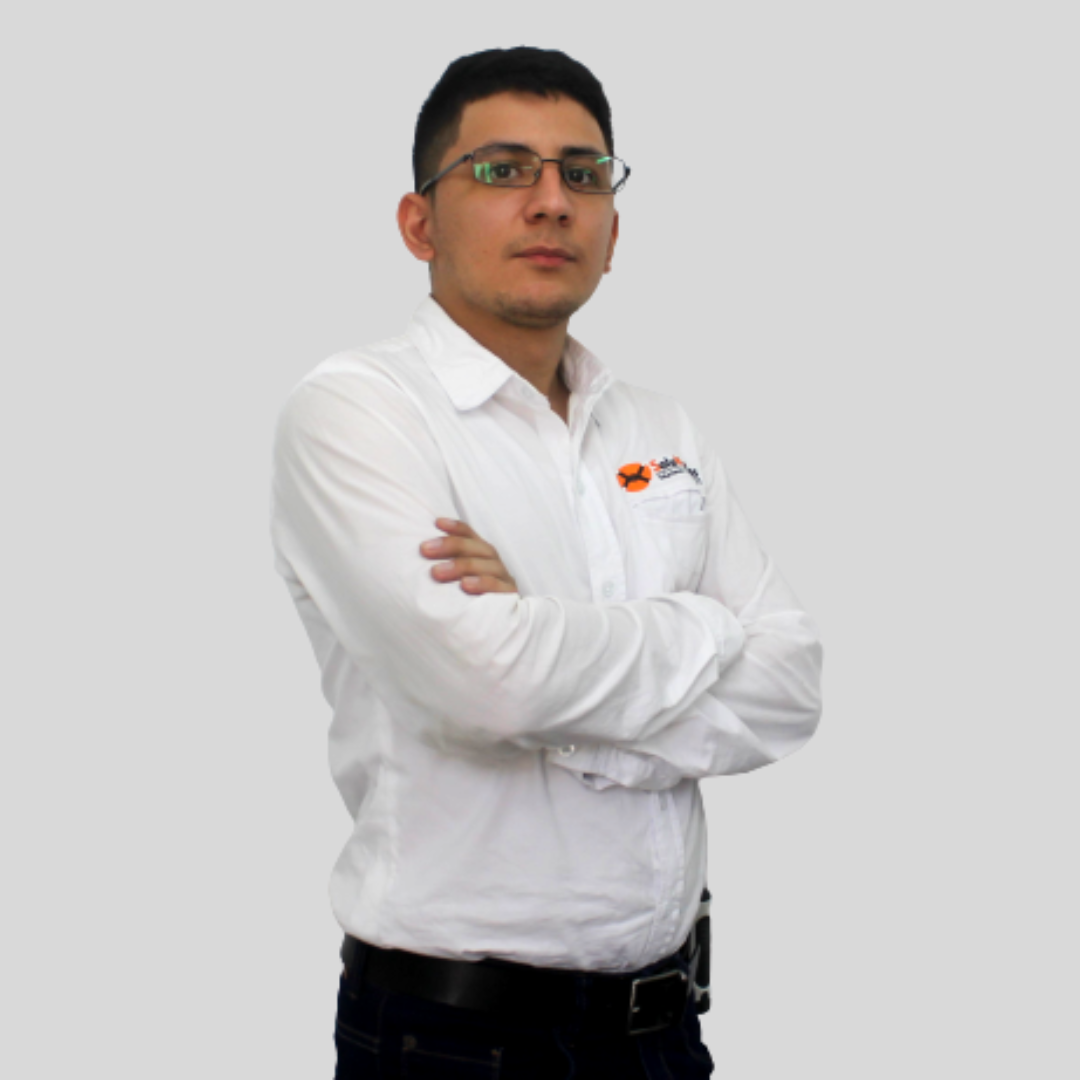 Empleado de SoluMallas con camisa blanca, gafas y brazos cruzados