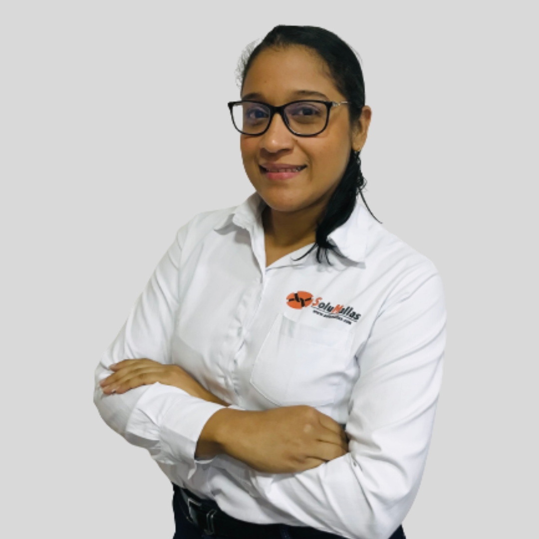 Colaboradora de SoluMallas con gafas, camisa blanca y brazos cruzados sonriendo