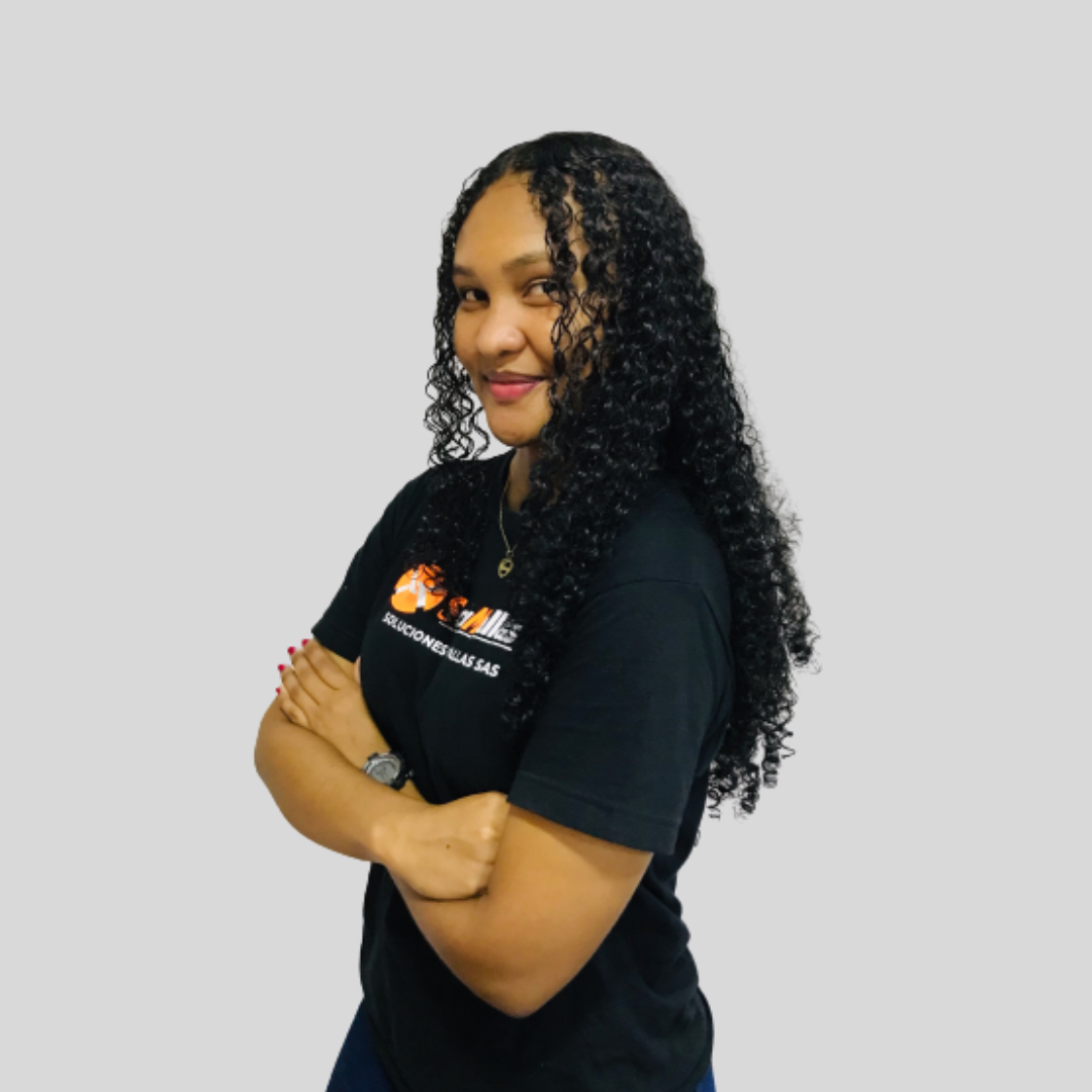 Colaboradora de SoluMallas con camiseta negra y cabello rizado posando con brazos cruzados