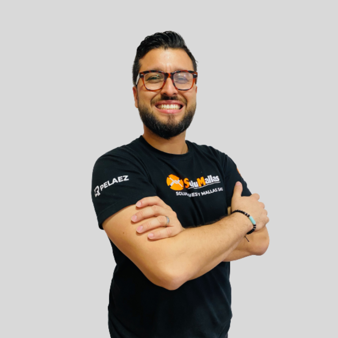 Colaborador de SoluMallas con gafas y camiseta negra sonriendo y brazos cruzados