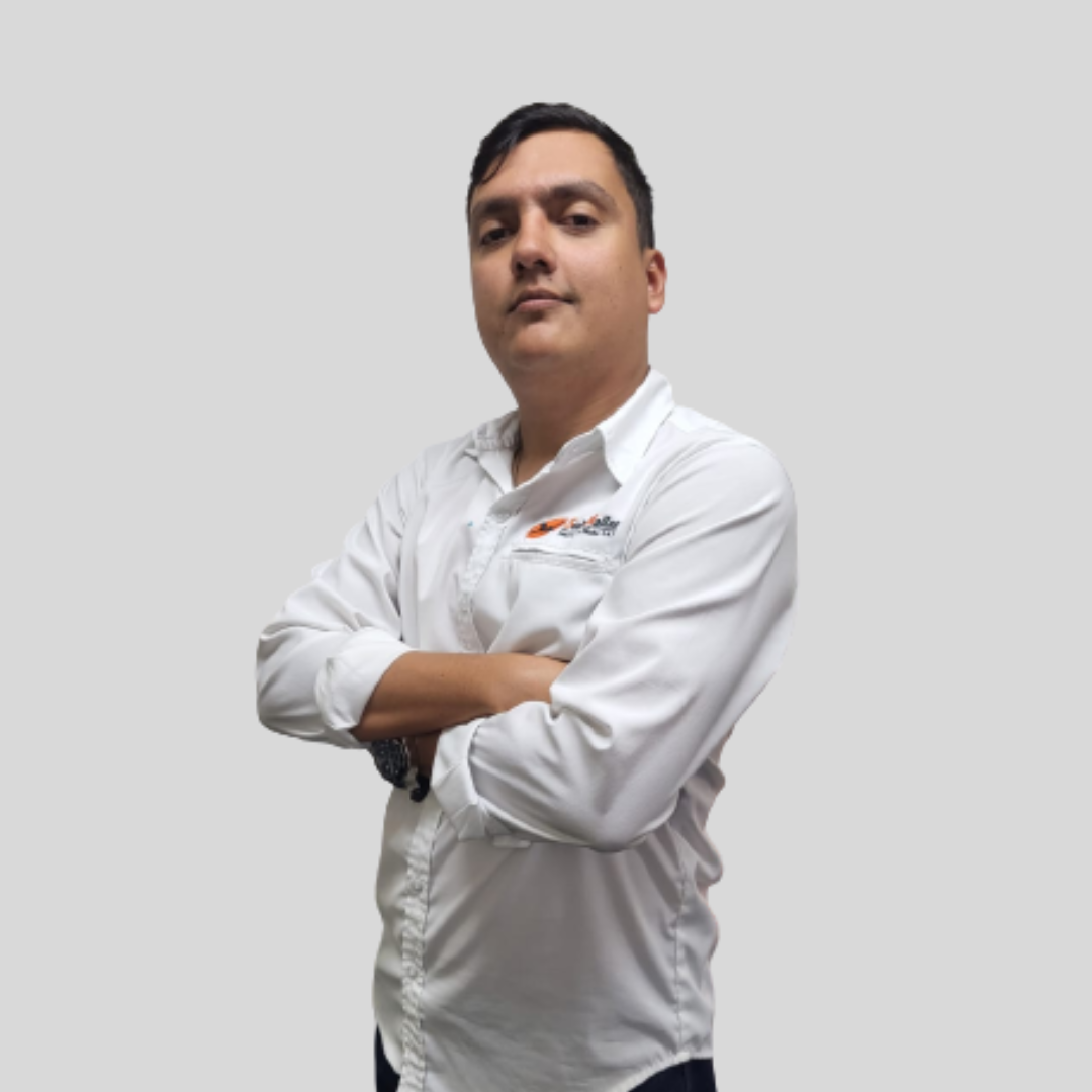 Colaborador de SoluMallas con camisa blanca y brazos cruzados