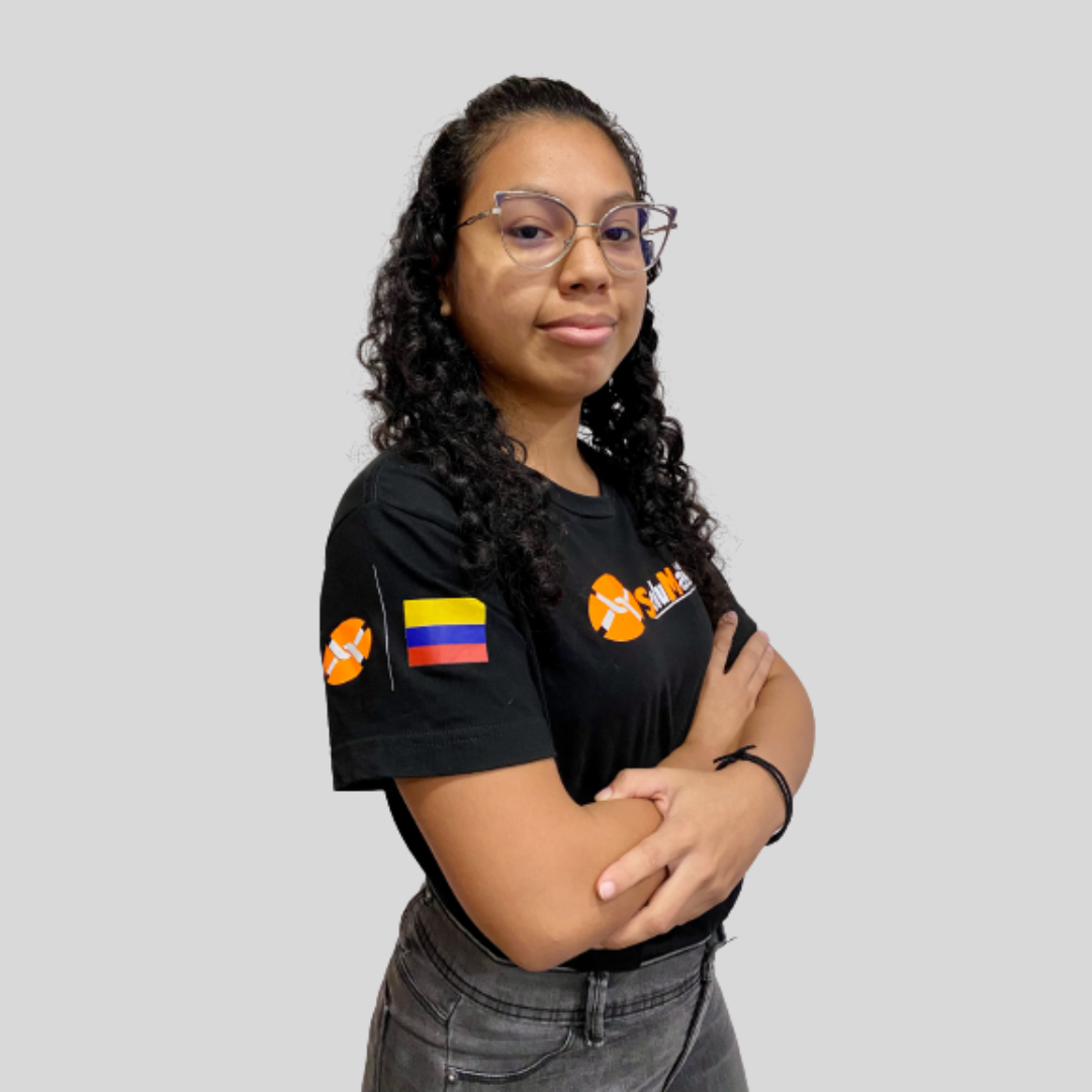 Colaborador de SoluMallas con camiseta negra y brazos cruzados